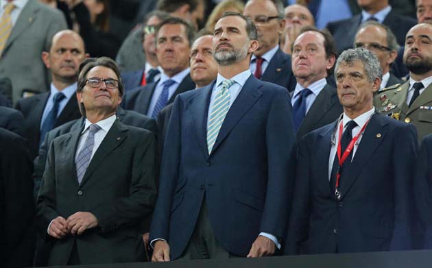 Felipe VI junto a Villar y Artur Mas en el Camp nou | Fuente: El Confidencial